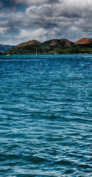 Desde un barco en hermosa costa panorámica mar y roca —  Fotos de Stock