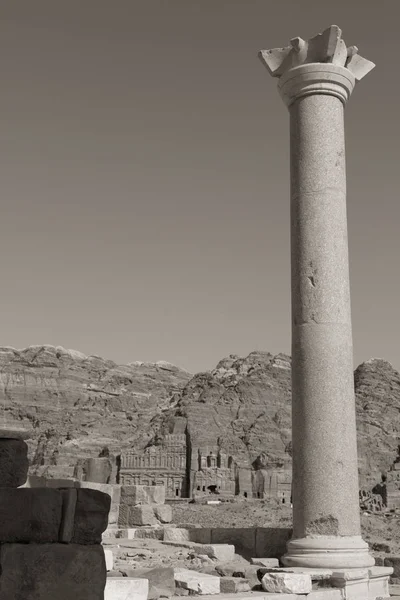 Πέτρα Ιορδανίας Την Προβολή Των Μνημείων Από Ερείπια Της Εκκλησίας — Φωτογραφία Αρχείου
