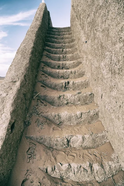 Las Viejas Escaleras Del Castillo Sucias Llenas Arena Del Desierto — Foto de Stock