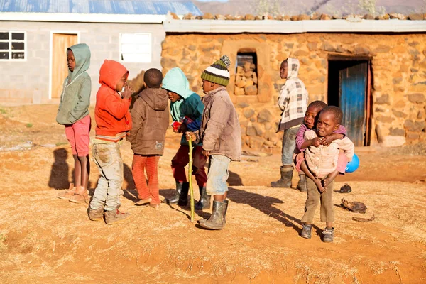 yalnız çocuklar Afrika grubunda 