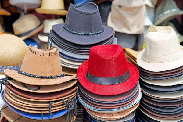 bir eski pazar bir sürü colorated şapka içinde 