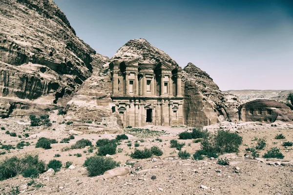 O sítio antigo de petra na Jordânia o mosteiro — Fotografia de Stock