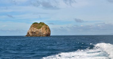   Tekne ve Pasifik Okyanusu görünümünden   