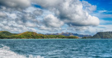   Tekne ve Pasifik Okyanusu görünümünden   