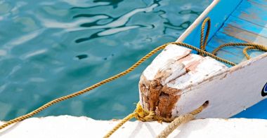  soyut gibi limanda bir teknenin eski kirli ise 