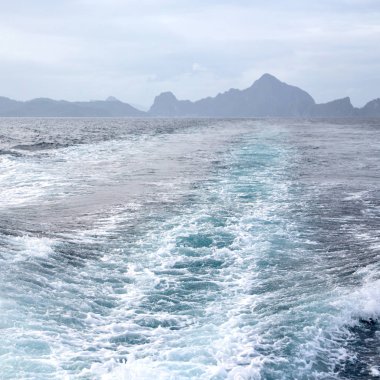   Tekne ve Pasifik Okyanusu görünümünden   