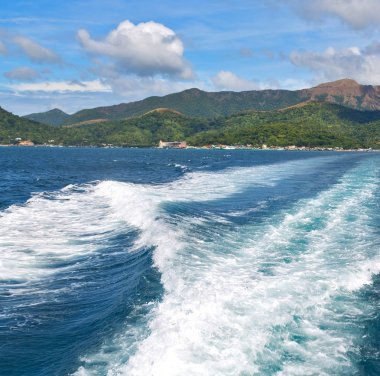 Filipinler 'deki bulanıklık, teknenin ve Pasifik Okyanusu' nun arka planının manzarası.