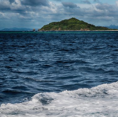   Tekne ve Pasifik Okyanusu görünümünden   