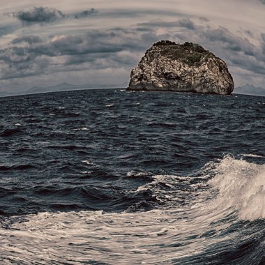   Tekne ve Pasifik Okyanusu görünümünden   