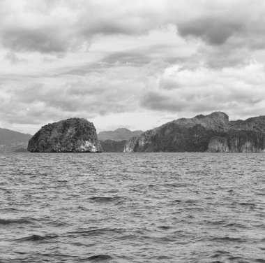  Tekne ve Pasifik Okyanusu görünümünden