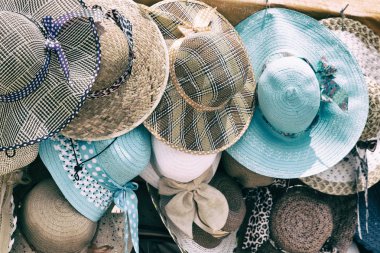 bir eski pazar bir sürü colorated şapka içinde 