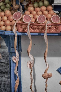 içinde açık piyasa taze meyve portakal ve limon gibi