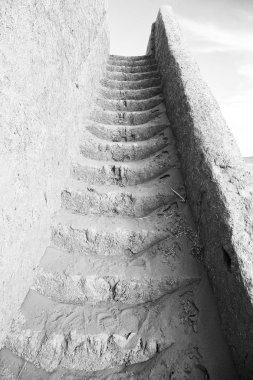 Eski kale merdivenlerden kirli ve çölde kum dolu 