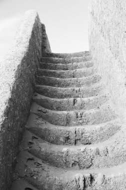 Eski kale merdivenlerden kirli ve çölde kum dolu 