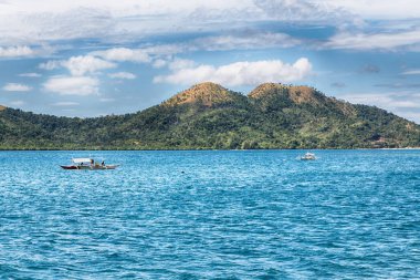bir tekne güzellikler kıyı şeridi deniz ve rock 