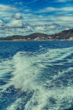   Tekne ve Pasifik Okyanusu görünümünden   