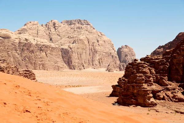 In the desert  sand and mountain adventure destination — Stock Photo, Image