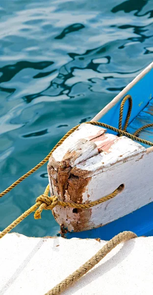 Vecchia sporca prua di barca nel porto come astratta — Foto Stock