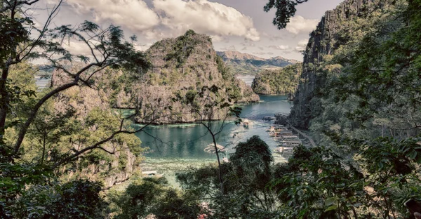 Vista desde un acantilado de la hermosa bahía del paraíso —  Fotos de Stock