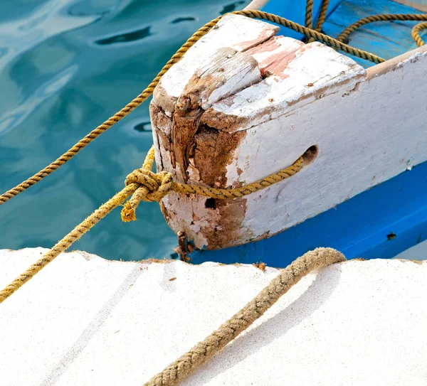 Stary brudny dziób łodzi w porcie jak Abstrakcja — Zdjęcie stockowe