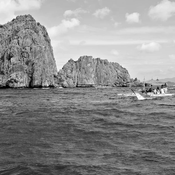 Vista da una scogliera della bellissima baia paradisiaca — Foto Stock