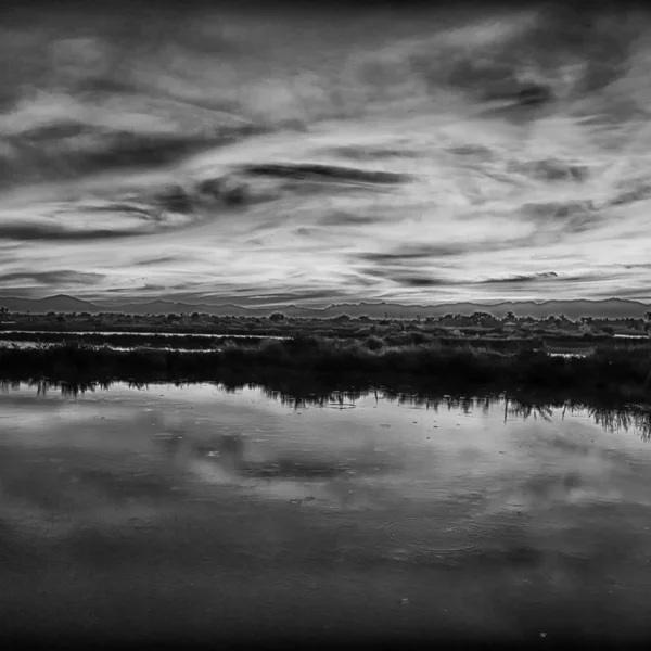 Vista dall'acqua dell'alba piena di colori — Foto Stock