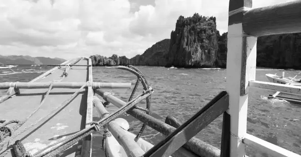 Vista de la colina de la isla desde la proa de un barco —  Fotos de Stock