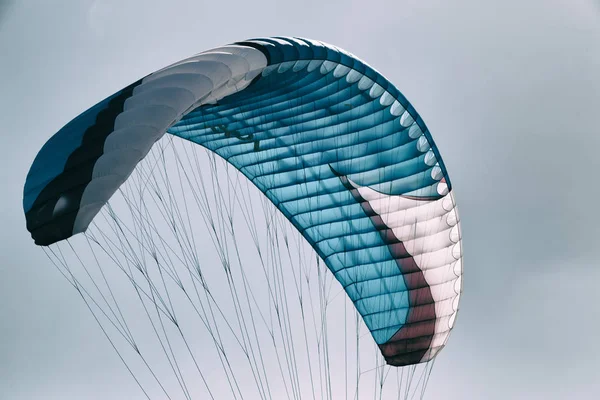 Kite surfing colors in the sky — Stock Photo, Image