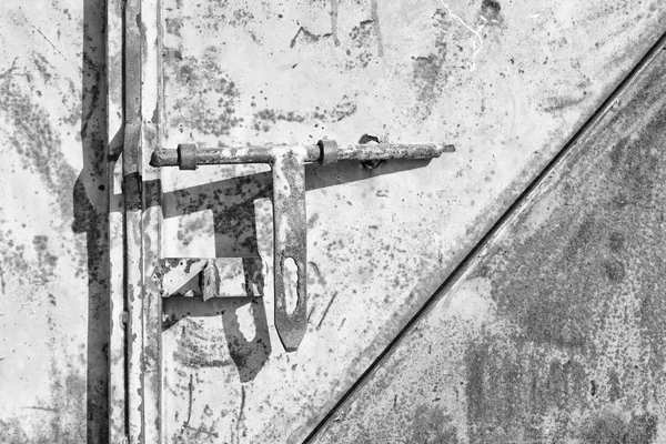 Porte de verrouillage en métal antique dans une vieille maison — Photo
