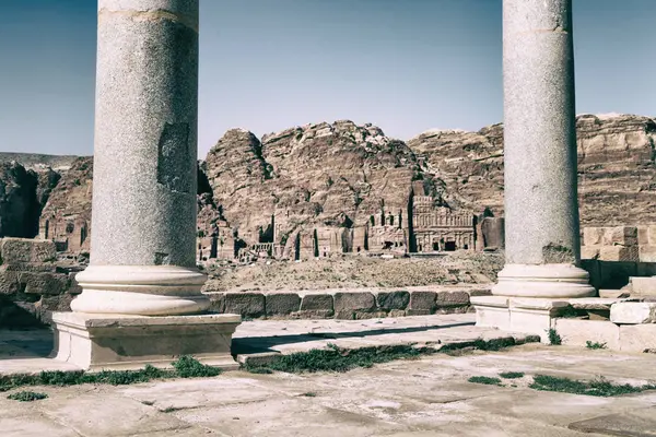 La vue des monuments depuis les ruines de l'église — Photo