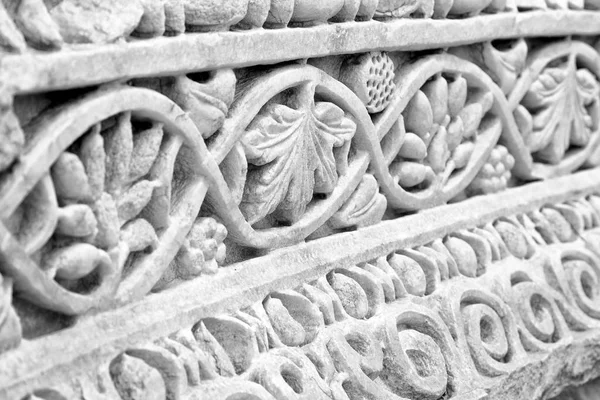 A incisão velha de mármore para o exterior antigo do templo — Fotografia de Stock