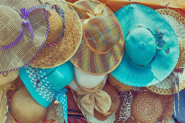 bir eski pazar bir sürü colorated şapka içinde 