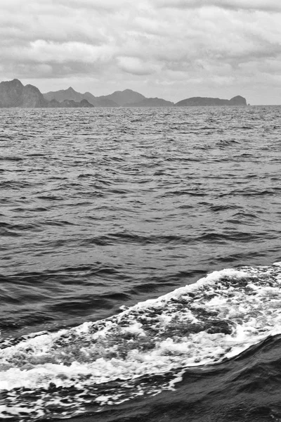 Desde un barco en hermosa costa panorámica mar y roca —  Fotos de Stock