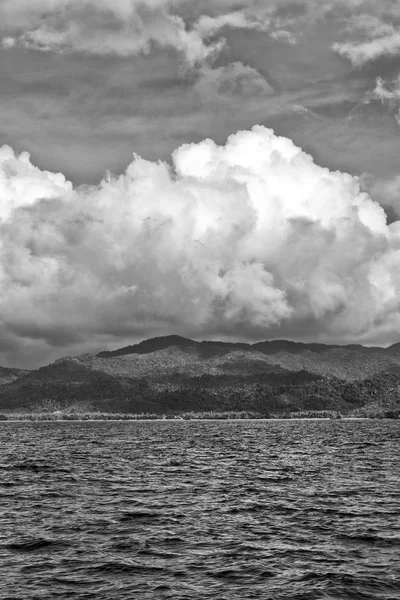 Desde un barco en hermosa costa panorámica mar y roca — Foto de Stock