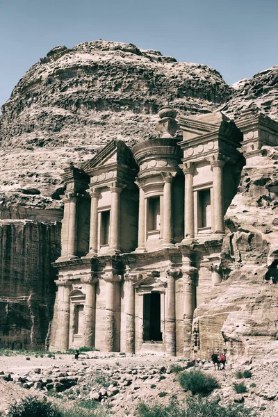 El sitio antiguo de petra en Jordania el monasterio — Foto de Stock