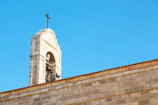 Starožitný kostel zvon na jasné obloze — Stock fotografie