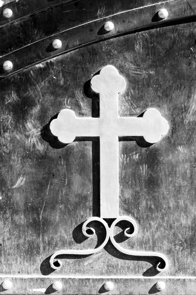 В дверном проеме крест как фон — стоковое фото