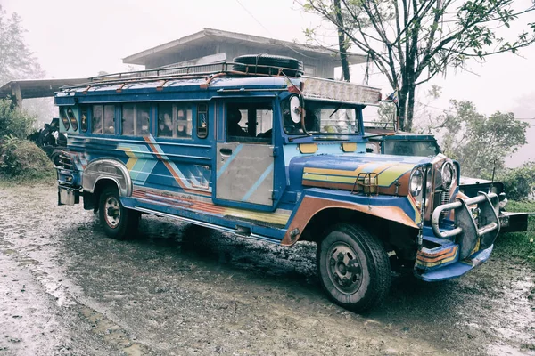 В Мбаппе филиппинец протаранил обычный автобус — стоковое фото