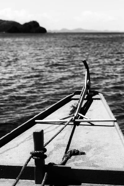 View of the island hill from the prow of a boat — Stock Photo, Image