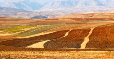 dağ ve coultivation field yakınındaki sokak köy