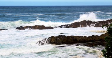  Güney Afrika 'da gökyüzü bulanık okyanus tsitsikamma doğa ve kaya rezervi