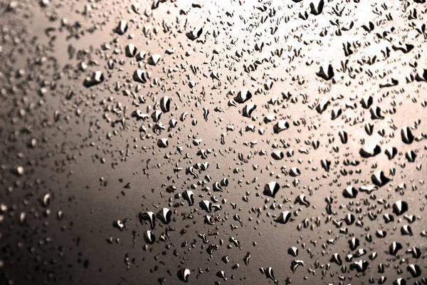 Dans une voiture après la pluie quelques gouttes d'eau — Photo