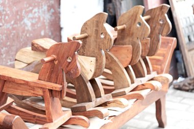 bir eski pazar sallanan ormanda yapılan at içinde 