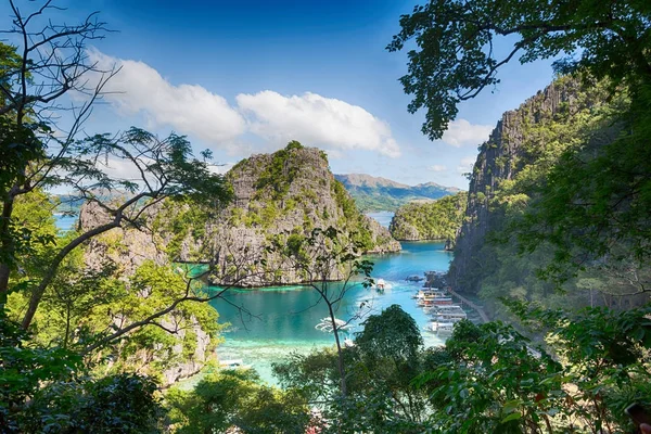 brautiful cennet Körfezi ve tropikal bir uçurumun üzerinden Filipinler görünümünde lagoon