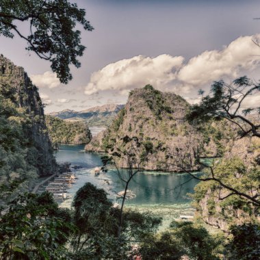  uçurumdan brautiful cennet Körfezi ve tropikal görünümünden la