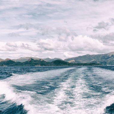   Tekne ve Pasifik Okyanusu görünümünden   