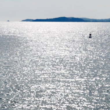 Filipinler'de bir tekne Pasifik Okyanusu bulutlar ve ışıklar görünümünden ada