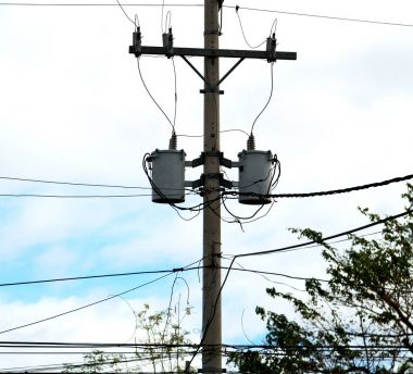 trafo ve tel bulutlu gökyüzü ile bir elektrik direği
