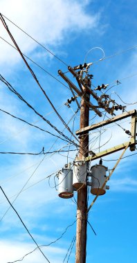 trafo ve tel bulutlu gökyüzü ile bir elektrik direği