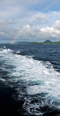 rainbow ocean ve arka planda Adası